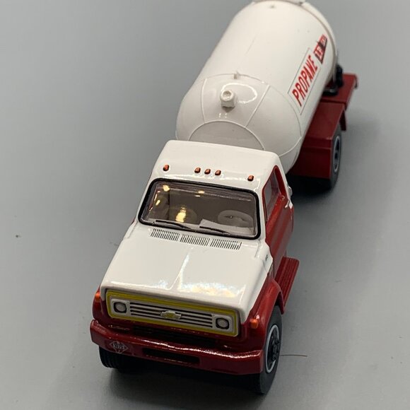 1:64 Greenlight 1985 Chevy C-65 Propane Tanker Vehicle SELLING AS IS - Picture 1 of 5